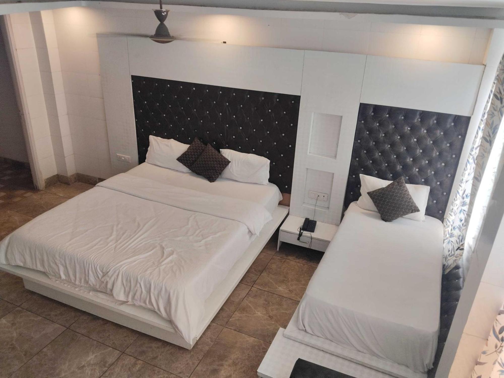 Super Hotel O Vivaan Residency Rohtak Eksteriør bilde